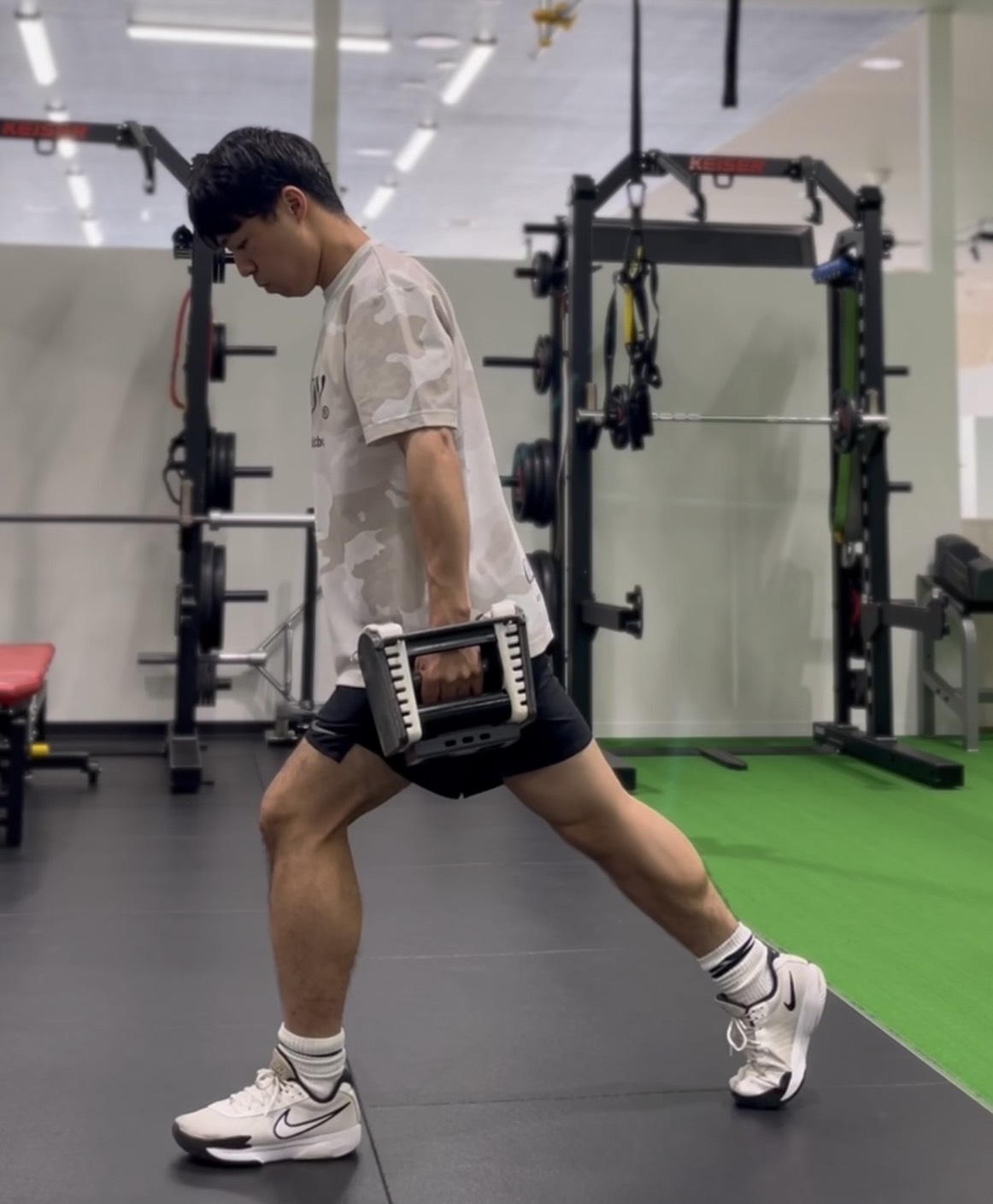 前足の足裏全体に体重を乗せるスプリットスクワットの開始姿勢
