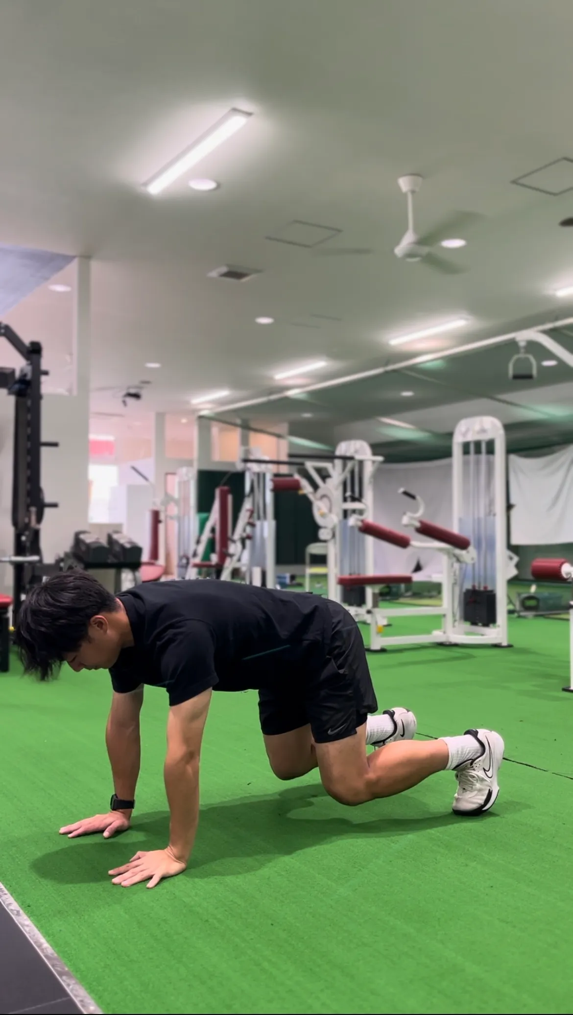 左手で床を押しながら四つん這いの姿勢を安定させるクローリングトランクローテーションの開始姿勢