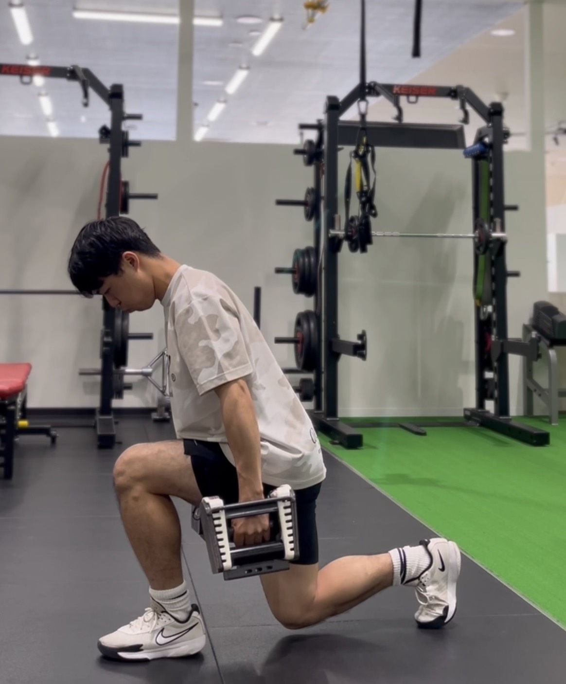 前足の股関節を折りたたみながら腰を落とすスプリットスクワットの姿勢