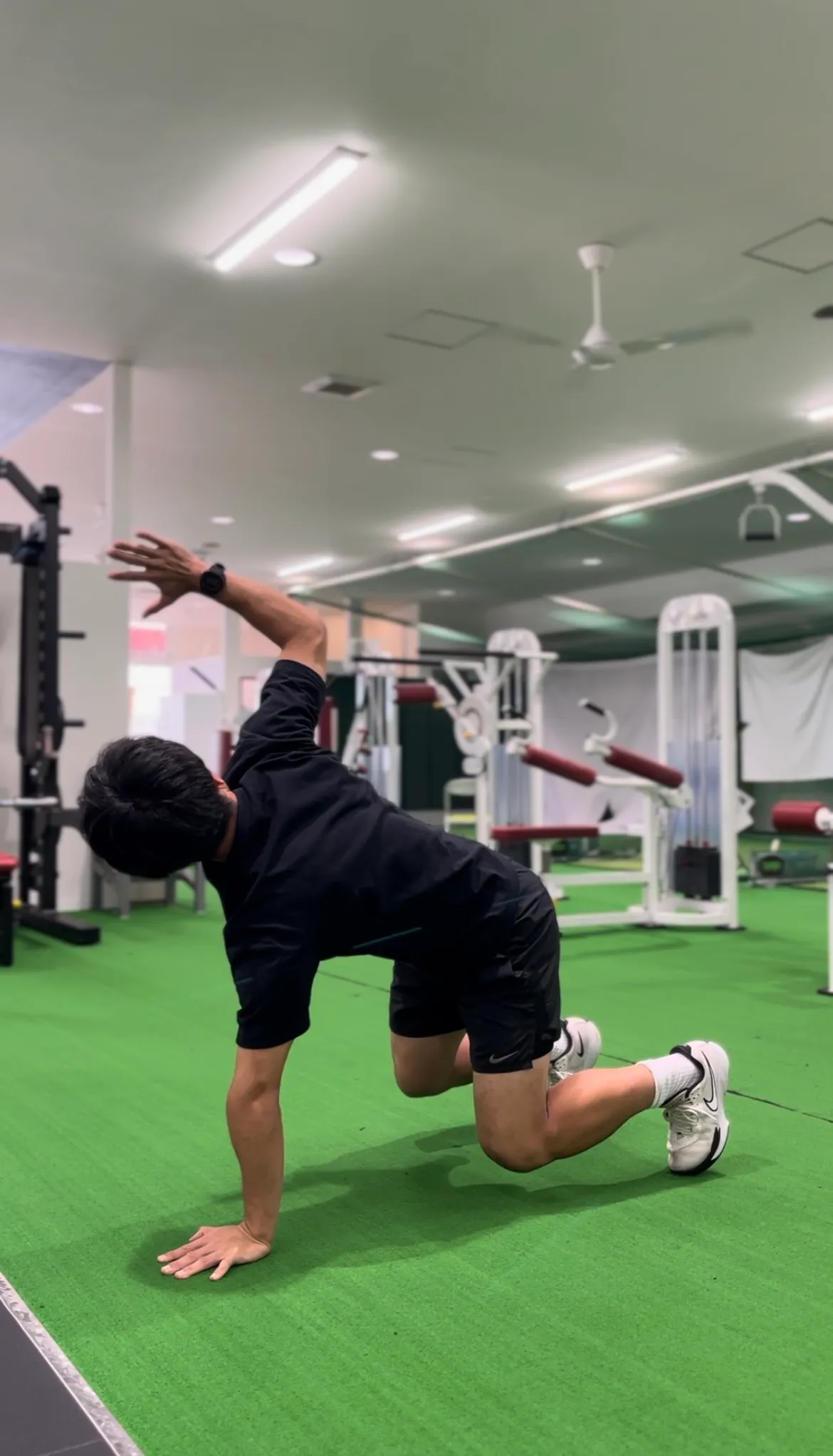 左手で床を押しながら右に身体を回旋させるクローリングトランクローテーションの姿勢